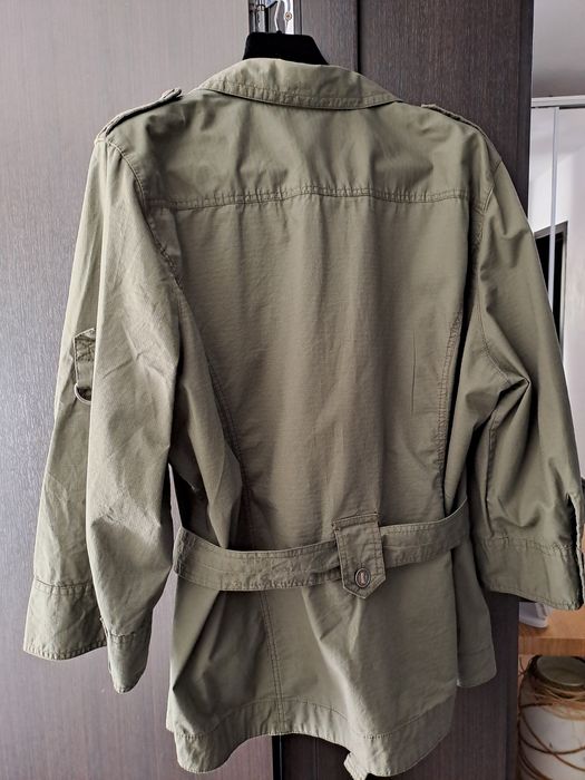 Jacheta in stil safari sau militar.