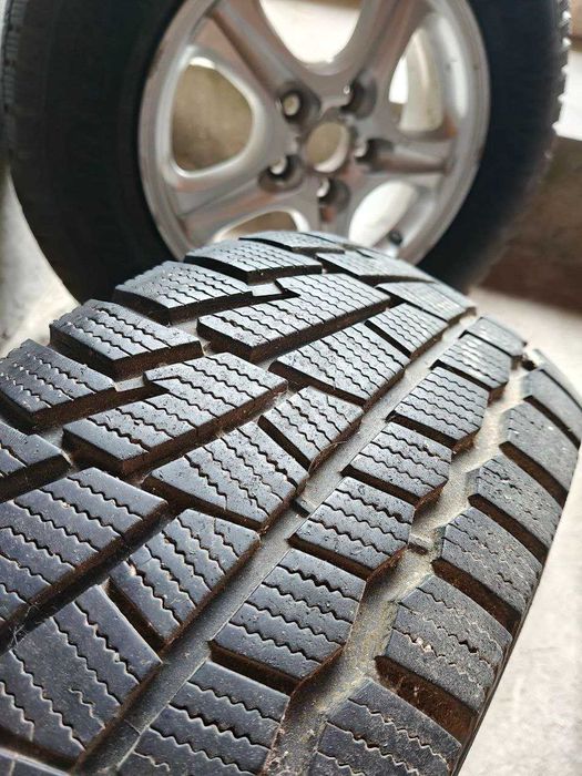 Продавам комплект от 5 зимни гуми 215/70 R16, монтирани на джанти.