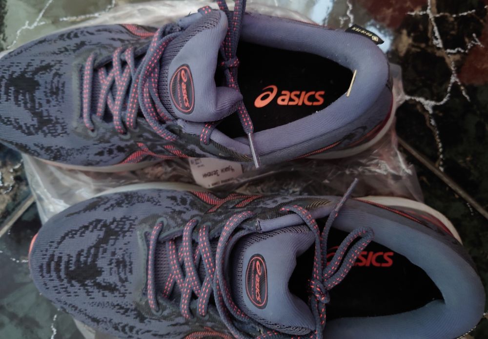 Дамски маратонки Asics с Goretex мембрана, размер 39,5