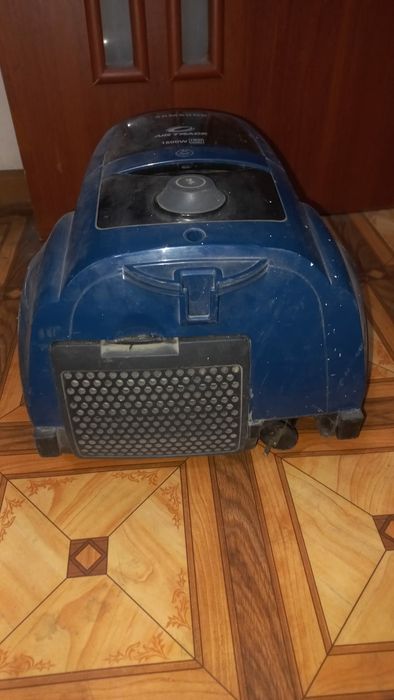 Продам Пылесос На Запчасти мотор искрит, возможно нужно щетки менять