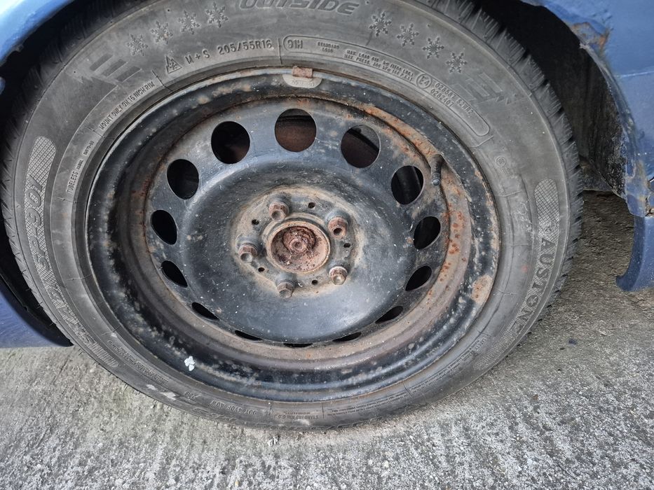 Vând jante de aluminiu si tablă cu cauciucuri