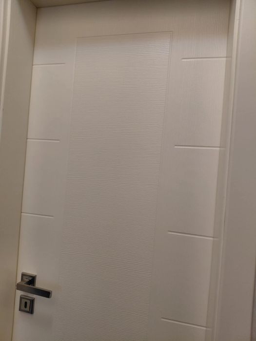 Чисто нова двулицева врата за баня