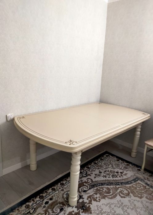 Продам стол и 12 стульев для гостиной