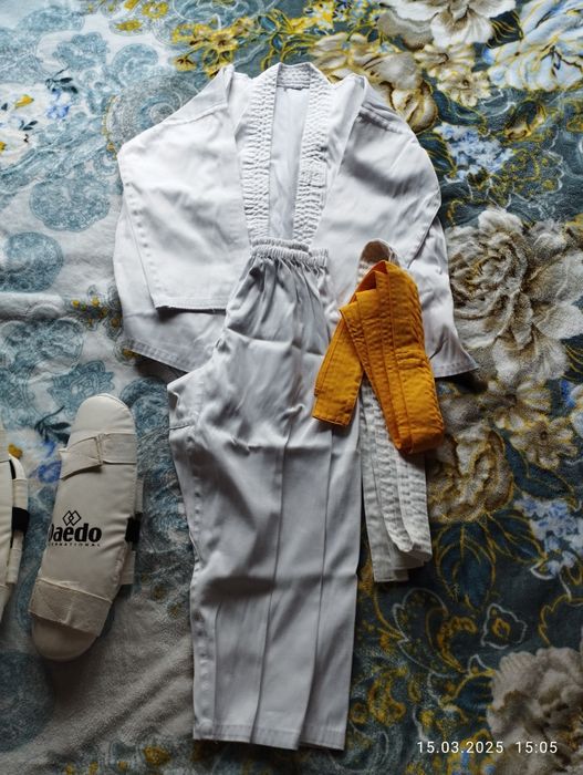 Продаётся кимано и защиту для тэаквандо