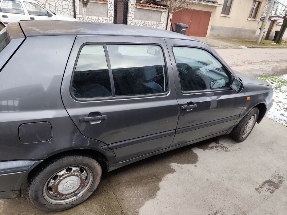 VW голф 1.8 90 коня 93г.