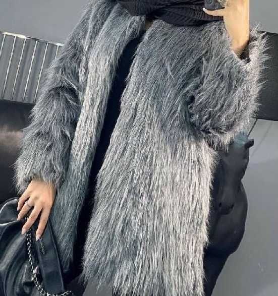 Aceasta este o jachetă din blană artificială gri