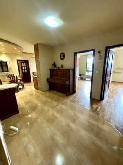 Дава се под наем Четиристаен апартамент в София, Младост 2 - 135 кв.м за 1175.55 € - Снимка #2