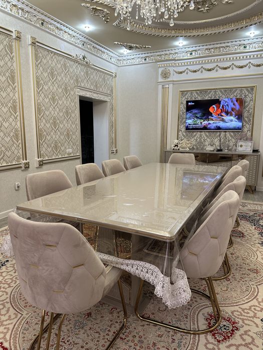 Стол со стульями на 10 персон