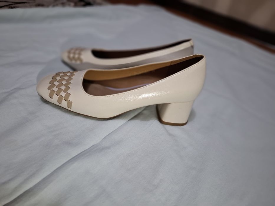 Бежевые туфли на низком каблуке размер 39
