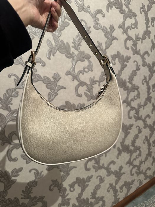 Сумка ақ молочный түсті.