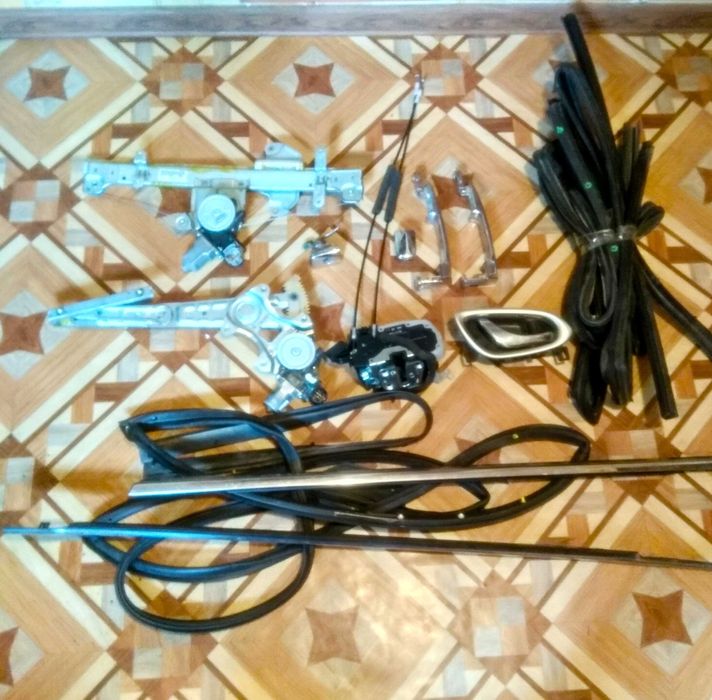 запасные части на Ниссан Селфи внутренности дверей правой стороны