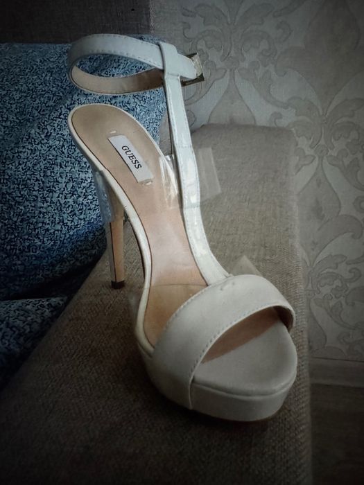 Продам новые босоножки Guess