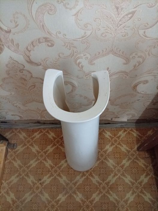 Керамический пьедестал для раковины.