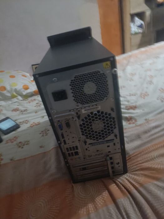 Продавам настолен компиутър
