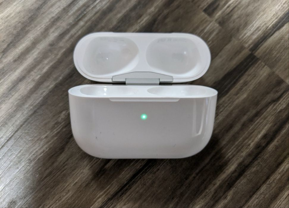 Правый наушник airpods