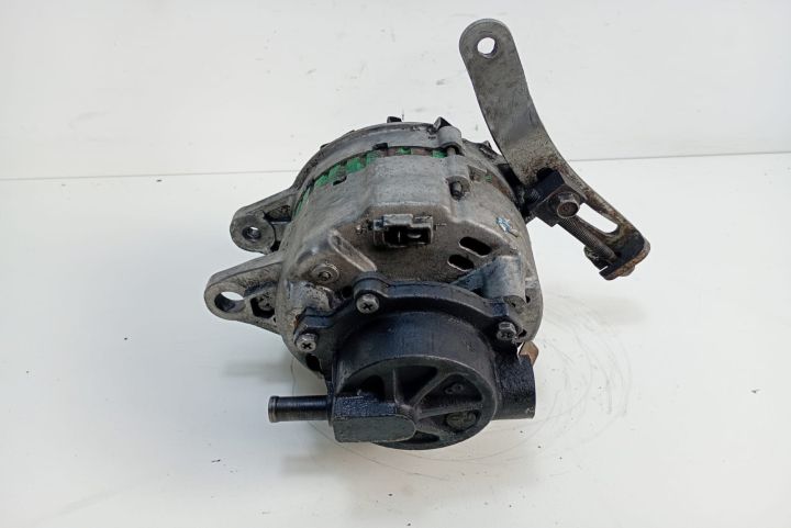 Alternator  cu pompa vacuum Mitsubishi Pajero a 3-a generatie (faceli