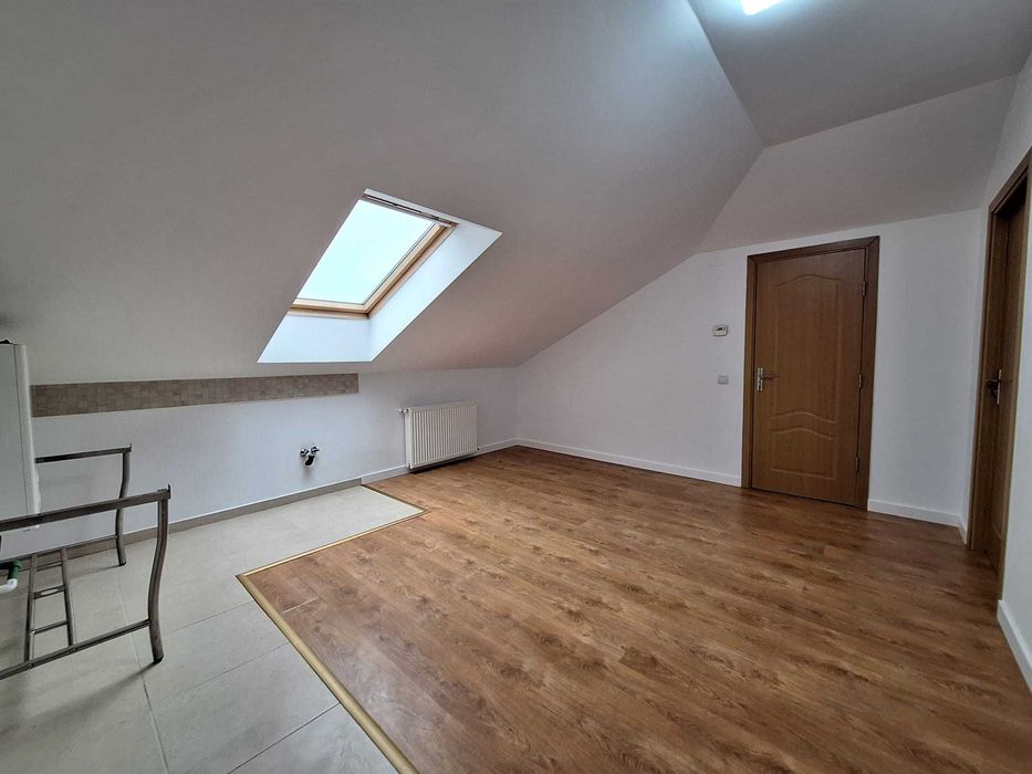 Persoană fizică vând apartament tip mansardă 3 dormitorare + living cu bucatarie open space, situat pe Strada Florilor
