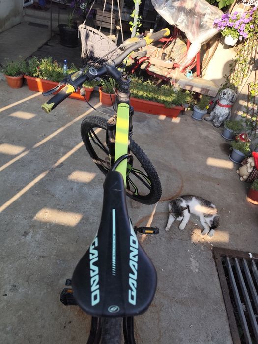 Vând 2 biciclete,una clasică și una electrică.