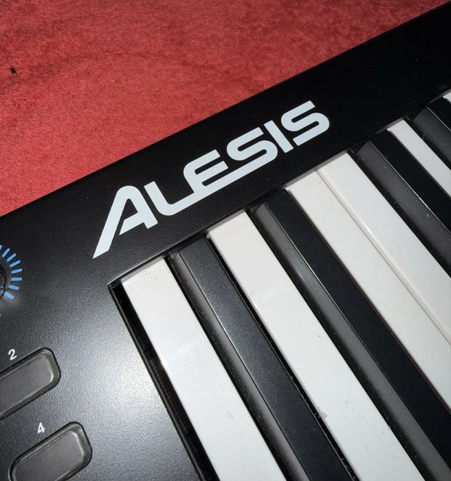 Controller MIDI Alesis V61 – 61 clape, pad-uri, perfect funcțional