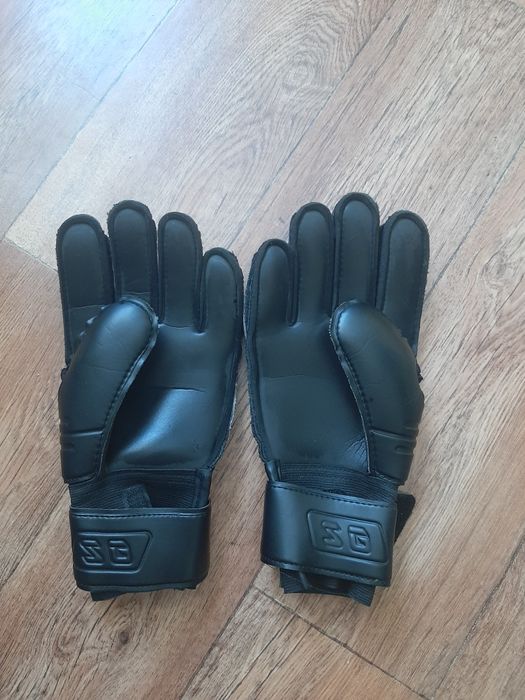 Футбольные вратарские перчатки