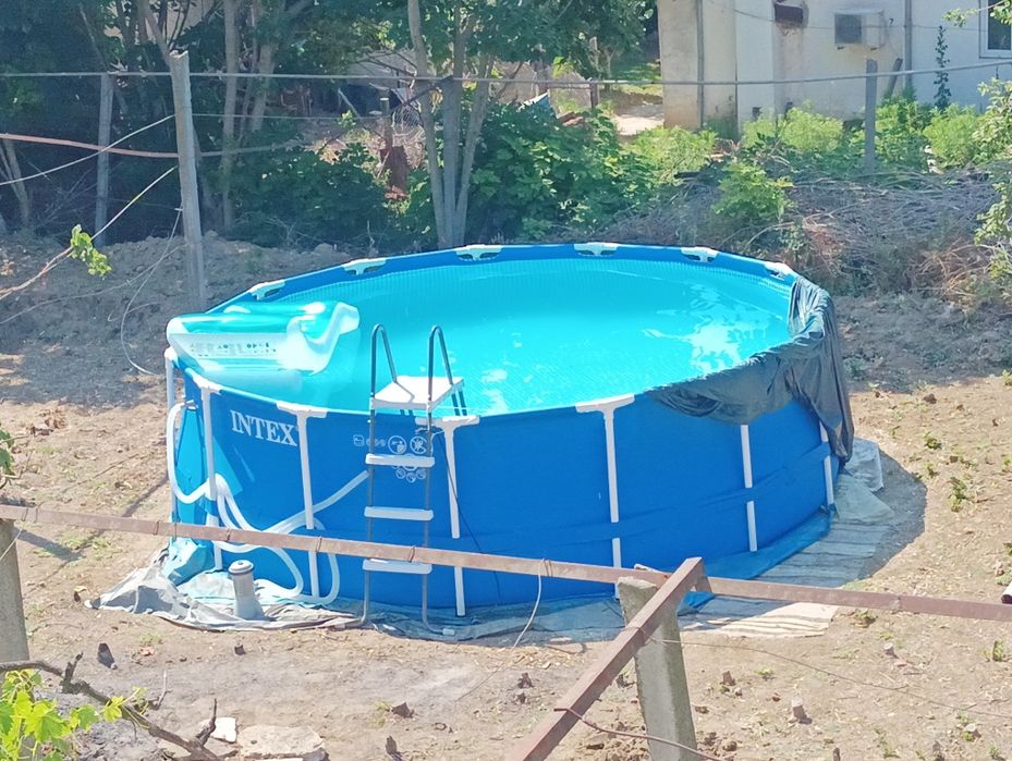 Продавам голям басейн .