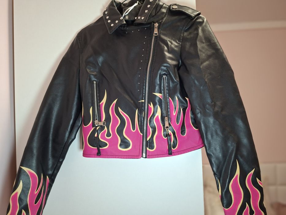Продавам стилно дамско кожено яке с уникален и атрактивен дизайн.