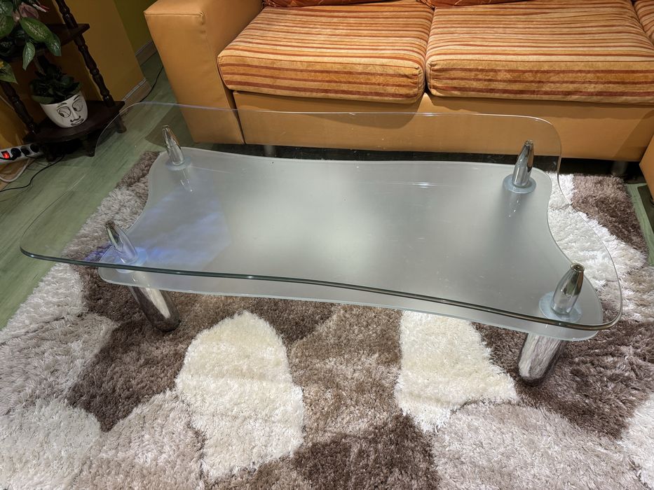 Ъглов диван и стъклена масичка
