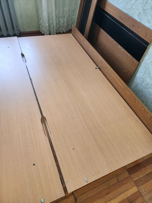 Мебель старая, диван и детали кровати