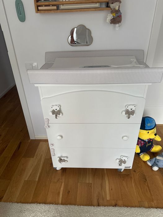 Mobilă bebeluș și multe accesorii pentru bebeluși