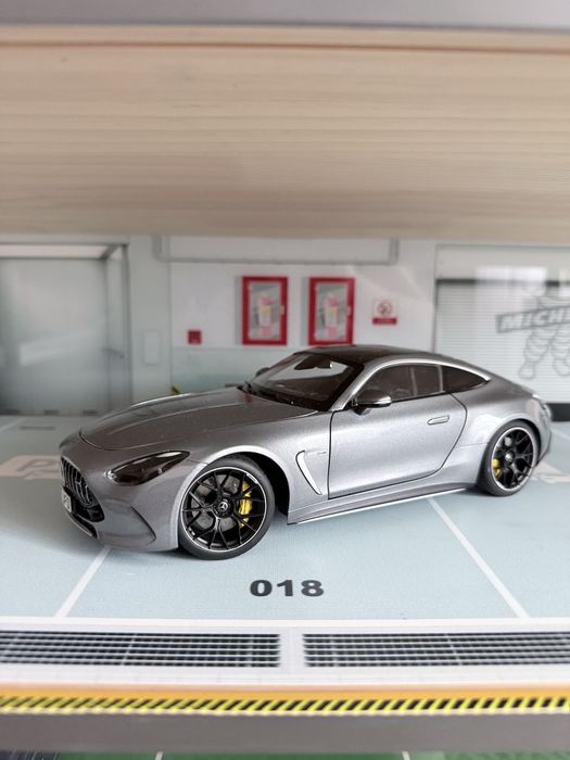Колекционерски модел Mercedes-Benz GT63s FL NZG 1:18