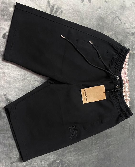 Vând pantalon scurt nou de bărbați Burberry