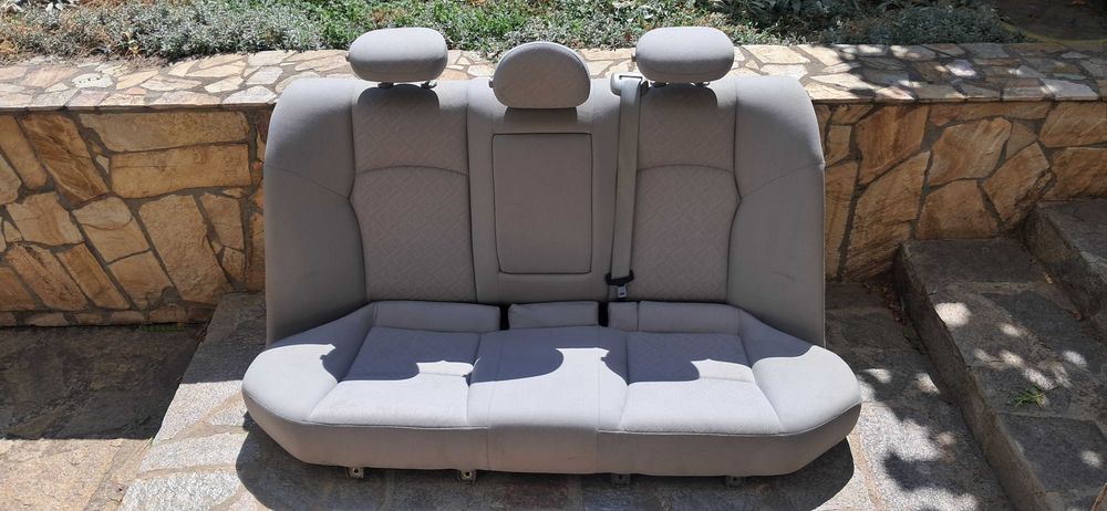 Салон - задни седалки и 5 бр. Подглавници