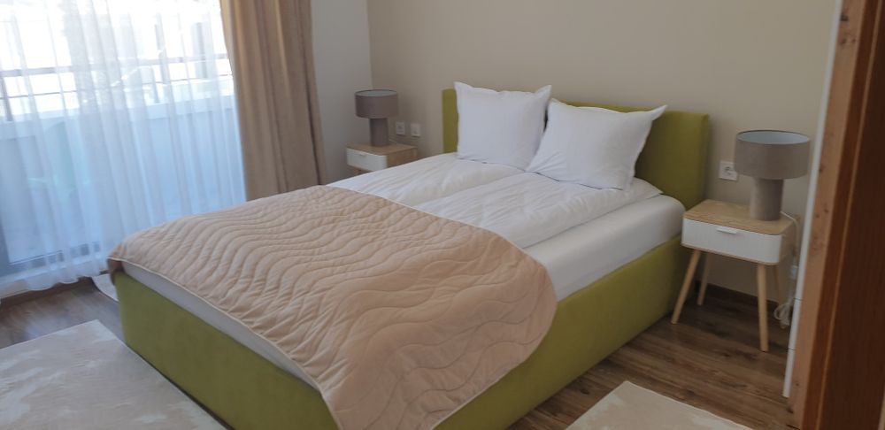 Луксозун Апартамент  за нощувки частен комплекс с два минерални басейни. Апартамента е с две спални и две огромни тераси и голям хол  96кв.м