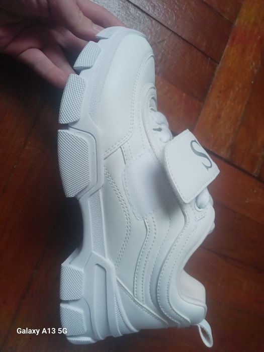 Papuci/Adidași Guess