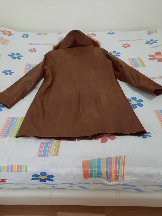 Geacă de piele maro pentru femei, cu glugă și detalii din blană