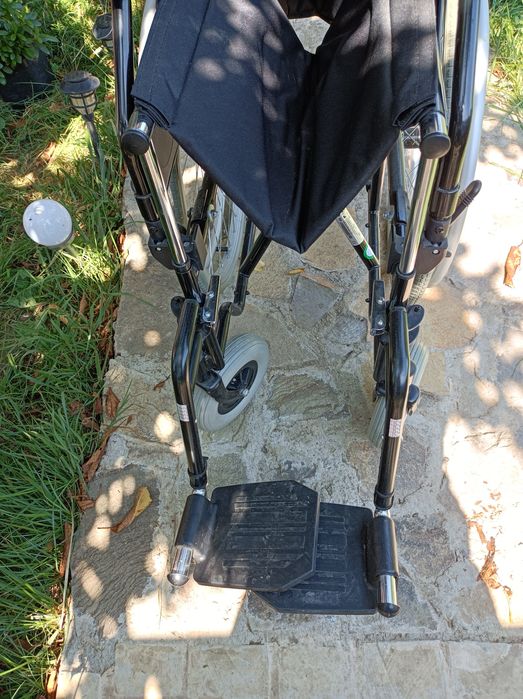 Cărucior cu rotile.