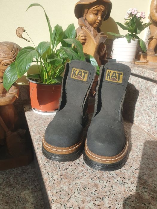 Детски затворени обувки