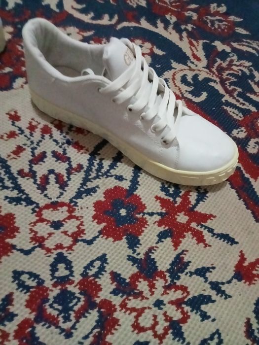 Vând adidași Guess