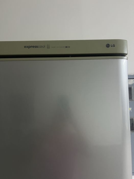 холодильник LG в рабочем состоянии.