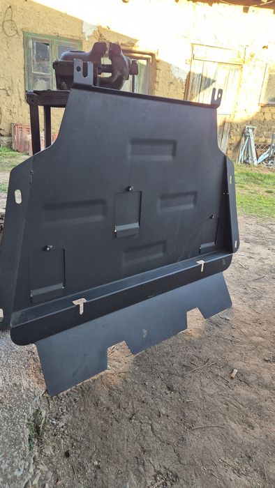 Метална кора под двигателя