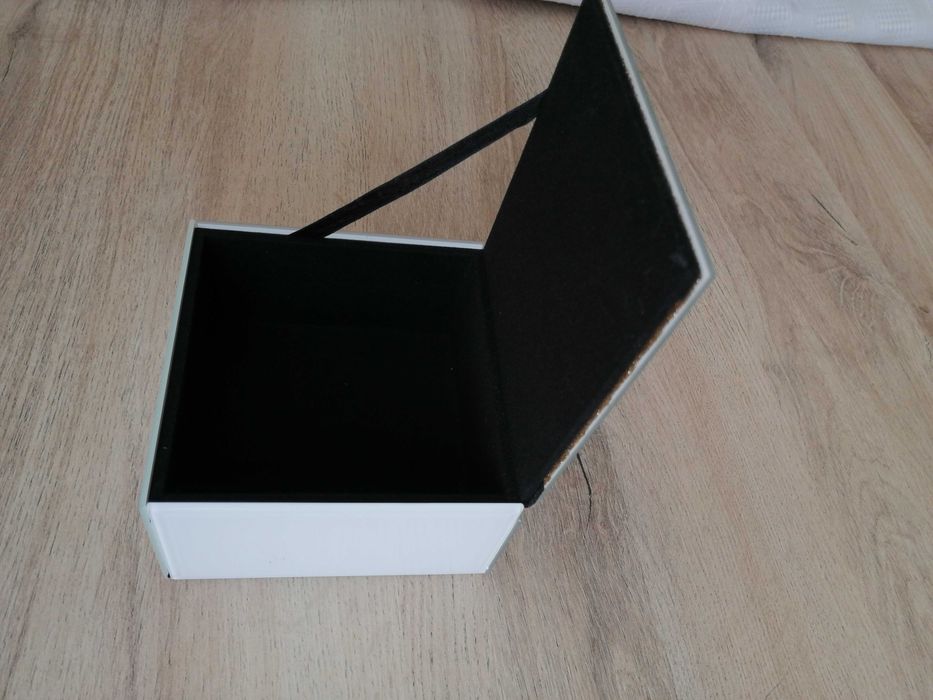 Cтъклена кутия за бижута бяла със златен надпис