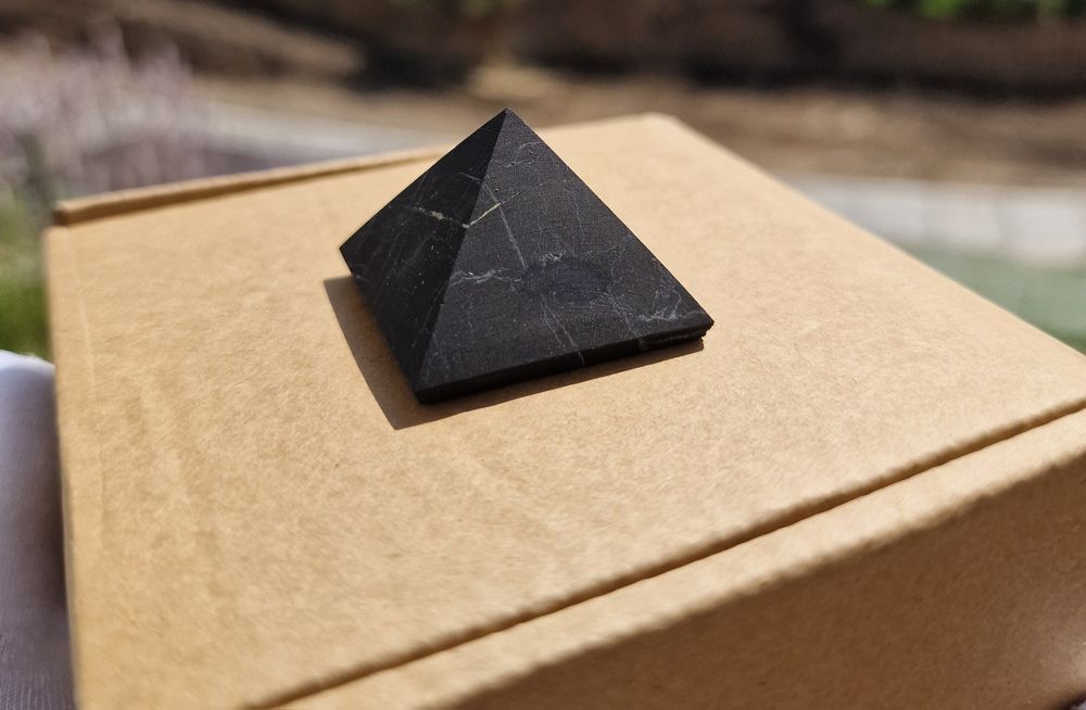 Пирамиды из натуральных камней.