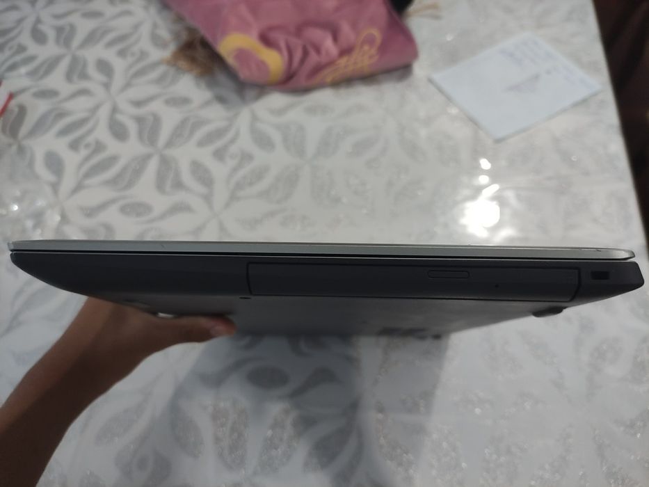 Lenovo noutbuk sotiladi!