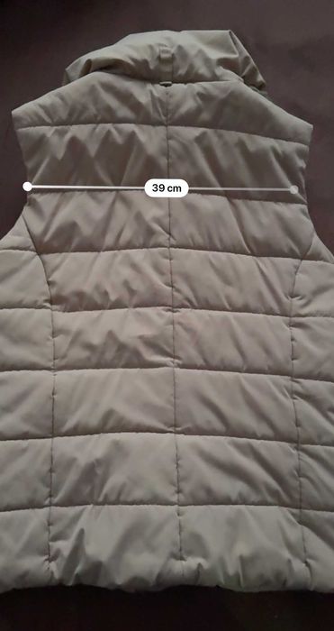 Vestă matlasată bej cu glugă și blană – True Fashion – mărimea M