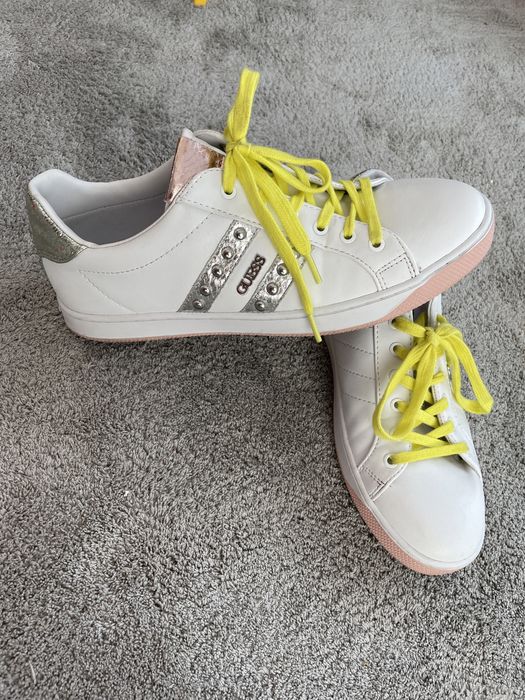 Pantofi sport de piele ecologica Guess in stare foarte buna!