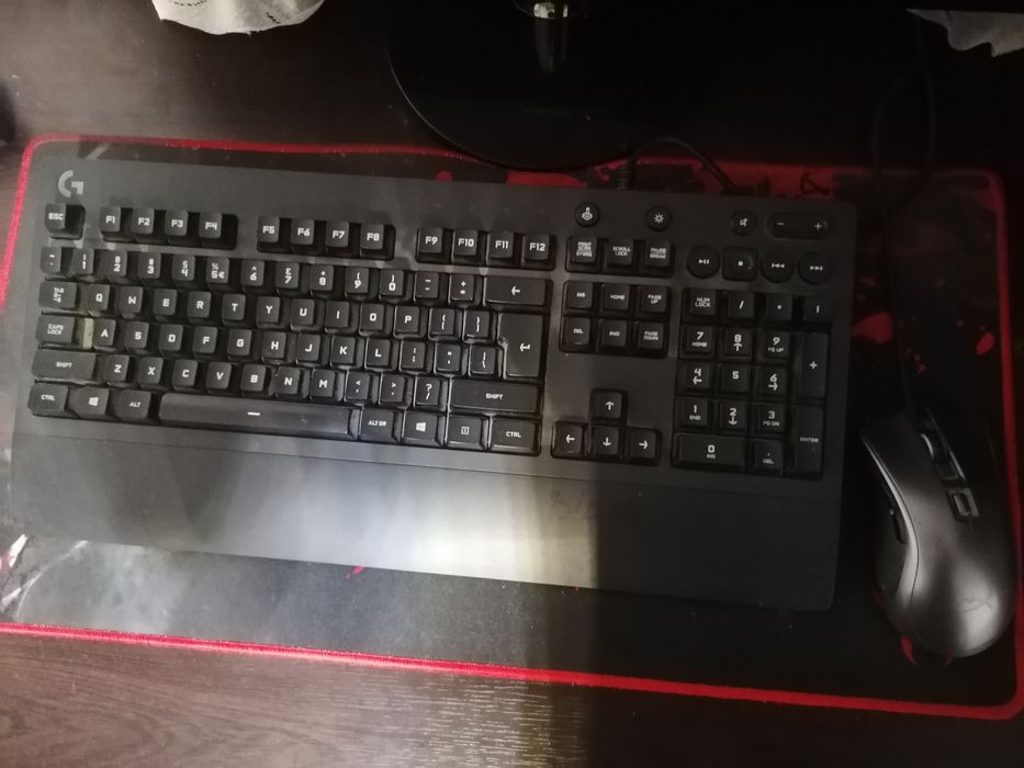 Vând Calculator Gaming cu periferice gaming