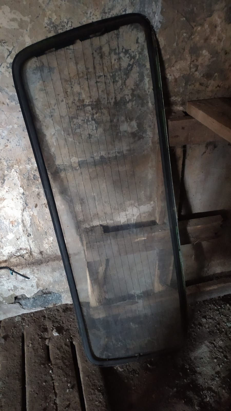 Заднее стекло волга 3110. Заднее стекло на Волгу гальваника. Коричневые стекла Волга.