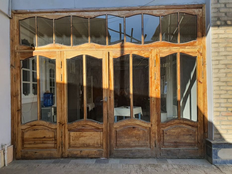 Срочно тахталик дарвоза хонага мулжалланган  витраж эшик сотилади
