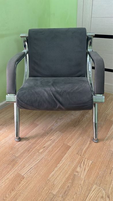 Диванчик с двумя креслами