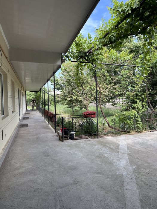 Уй сотилади! 12 сотих. 9 хона. Уй йули юзида.